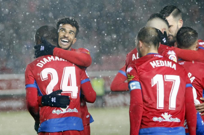 Derik se abraza con Diamanka para celebrar uno de los goles que dieron el triunfo ante el Elche.-Mario Tejedor