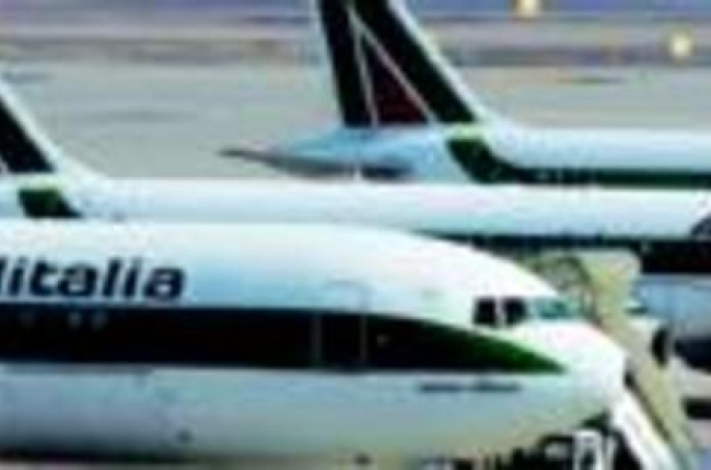 Aviones de Alitalia en el aeropuerto milanés de Malpensa, el jueves.-GIUSEPPE CACCACE