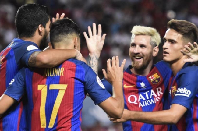 Suárez, Messi y Denis felicitan a Munir después del segundo gol del Barça en Sevilla.-EFE / RAÚL CARO