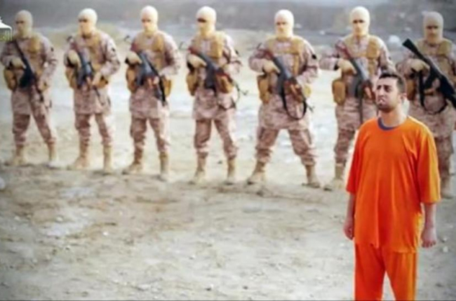 Imagen de uno de los vídeos lanzados por Estado Islámico para propagar el terror.-EL PERIÓDICO