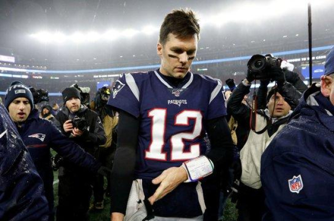 Tom Brady se retira del campo tras la última derrota de los Patriots.-X02835
