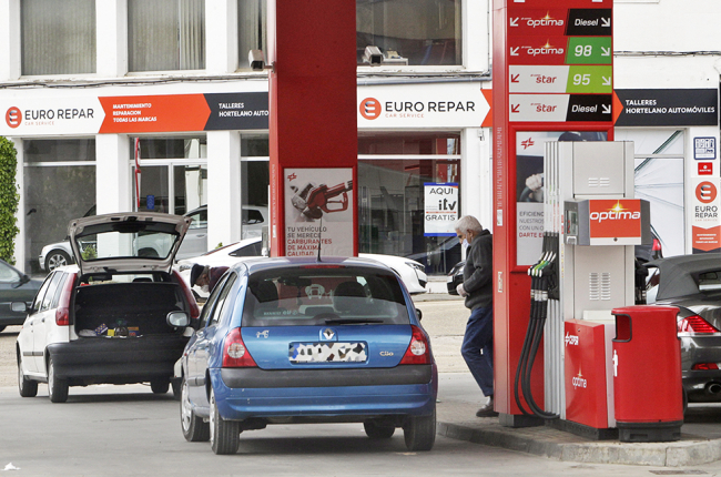 Colas en las gasolineras para repostar. MARIO TEJEDOR