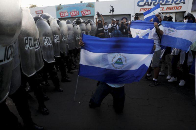 La Policía Nacional de Nicaragua bloqueó el paso a una manifestación contra el Gobierno de Ortega, que tenía como el lema Vamos ganando, y que transcurrió sin incidentes y bajo una fuerte presencia policial.-ESTEBAN BIBA (EFE)