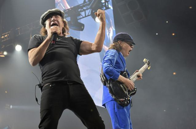 Brian Johnson (izquierda) y Angus Young, el pasado 17 de febrero, durante el concierto que AC/DC dio en Chicago, en el marco de la gira 'Rock or Bust'.-AP / ROB GRABOWSKI