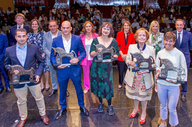 Los premiados en la gala de los Premios Numancia 2022 arropados por quienes les entregaron los galardones. MARIO TEJEDOR