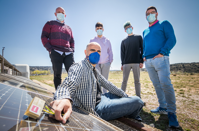 Grupo de investigadores del campus de la UVa de Soria que ha desarrollado la placa electrónica para las plantas fotovoltaicas. GONZALO MONTESEGURO