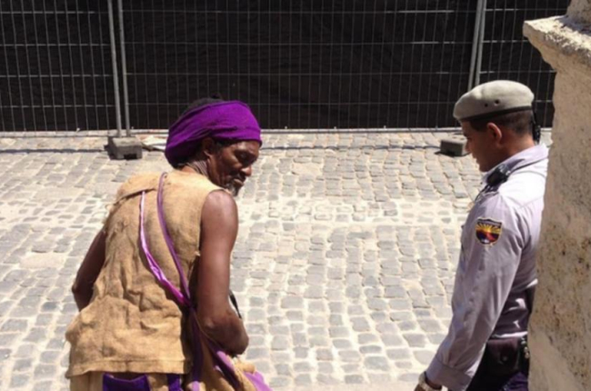 La policía desaloja a un mendigo en la Plaza de la Catedral de Cuba.-TWITTER / YOANI SÁNCHEZ