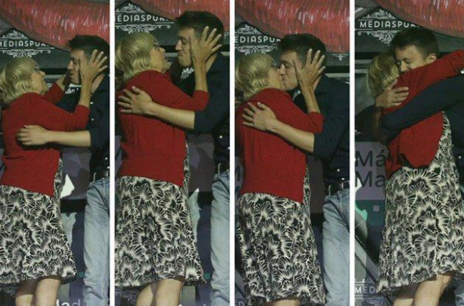 El candidato de Más Madrid a la Comunidad de Madrid, Íñigo Errejón, y la alcaldesa de la capital y candidata de Más Madrid al Ayuntamiento, Manuela Carmena, besándose en un acto de campaña.-