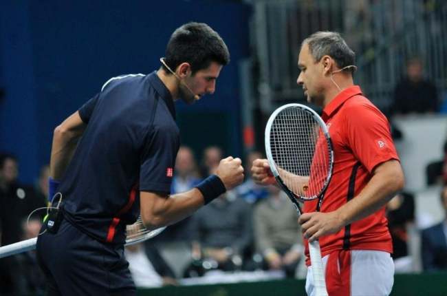 Novak Djokovic choca el puño con su ya extrenador, Marian Vajda, el pasado 5 de mayo en una exhibición en Bratislava.-AFP