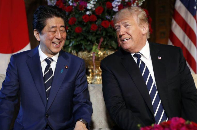 El diálogo entre Trump y Abe se produjo después de que en una rueda de prensa en la Casa Blanca.-AP
