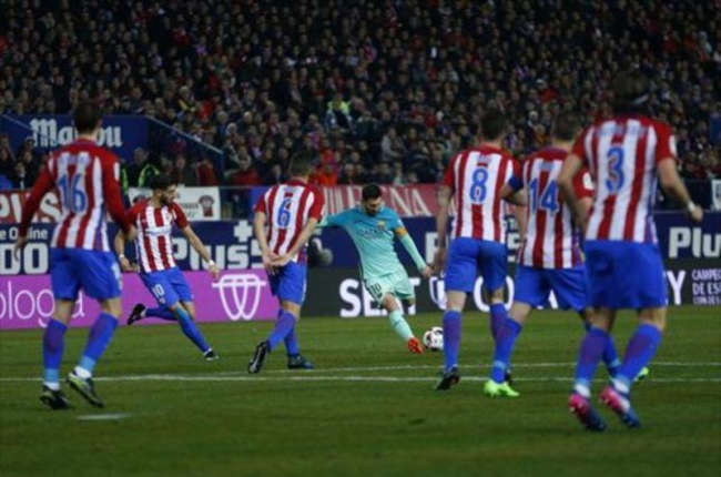 Messi dispara en el segundo tanto del Barça en el Calderón.-EFE / EMILIO NARANJO