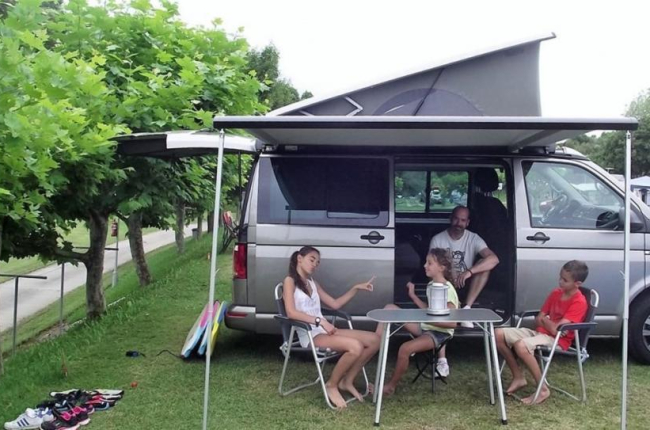Una familia en un camping.-