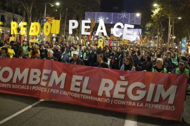 Cabecera de la manifestación de ANC contra el Consejo de Ministros de hoy 21 en Barcelona.-ÁLVARO MONGE