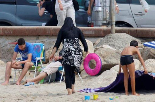 Una mujer con 'burkini' en la playa de Marsella, el 17 de agosto.-REUTERS / STRINGER