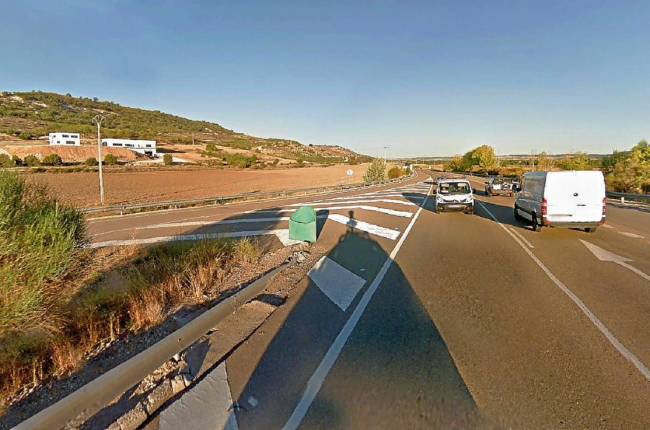 Desvío de la Nacional 122 hacia Quintanilla de Arriba, localidad que conectará por autovía con Tudela de Duero cuando concluyan las obras. --GGL / SW