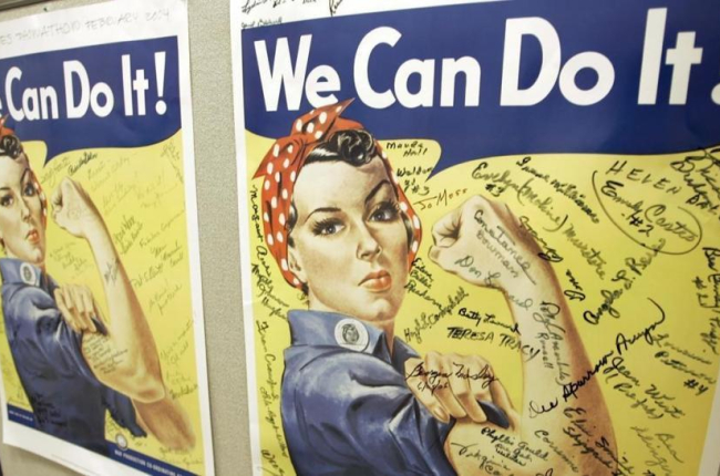 Poster firmado de las antiguas Rosies en las oficinas del Rosie the Riveter World War II Home Front National Historic Park, en Richmond, California.-/ ERIC RISBERG