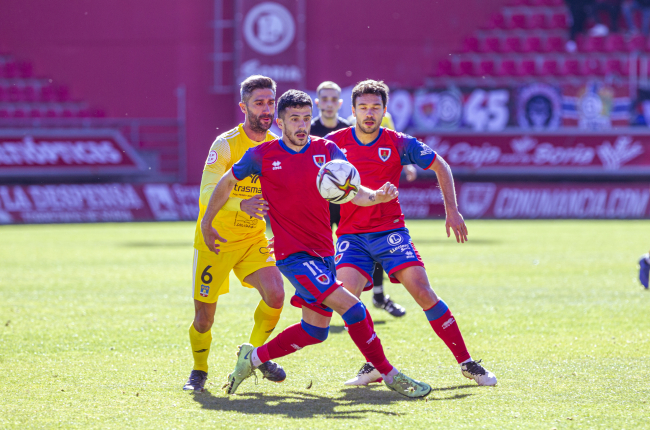 Tamayo y Diego Suárez, junto con el ex numantino Garmendia, en el partido de domingo ante el Formentera. MARIO TEJEDOR