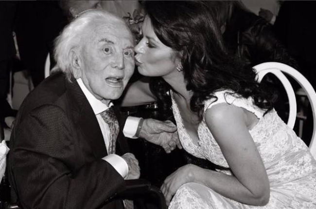 La actriz Catherine Zeta-Jones felicita a Kirk Douglas por su 99º aniversario.-INSTAGRAM