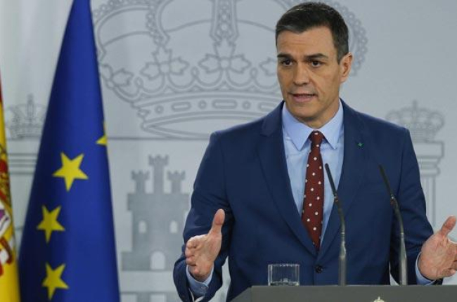 El presidente del Gobierno, Pedro Sánchez, tras comunicar al Rey la composición del Gobierno de coalición.-EFE / PACO CAMPOS