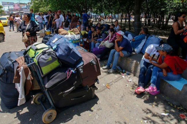 Venezolanos esperando entrar en Colombia.-AFP / SCHNEYDER MENDOZA