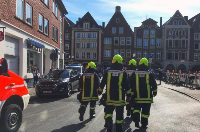 Bomberos y policías acuden al lugar del atroplleo en Münster.-AFP