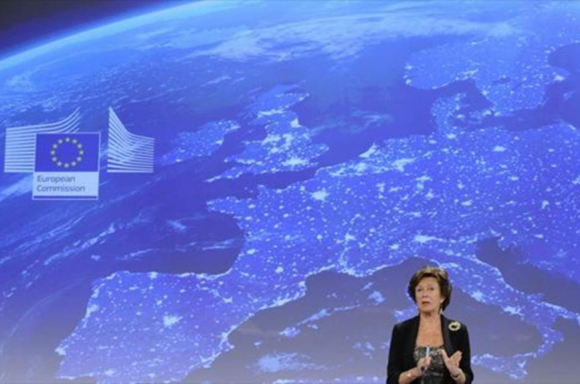 Imagen de archivo de Neelie Kroes, durante una conferencia de prensa, cuando era comisaria europea.-AFP / JOHN THYS