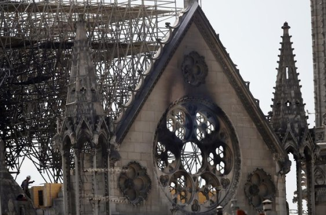 Un trabajador comprueba el estado de una estructura de madera de Notre Dame.-AP / FRANÇOIS MORI