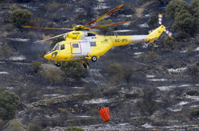 Helicóptero en labores de extinción en la provincia de Soria, en una imagen de archivo. / V. G.-