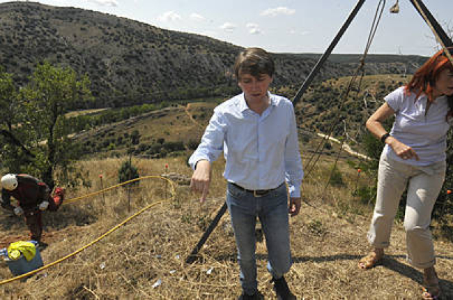 Carlos Martínez Mínguez y Ana Calvo visitan el inicio de las obras de construcción de la pasarela que unirá el río con el Castillo. / VALENTÍN GUISANDE-
