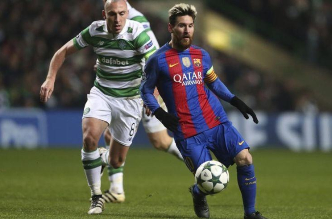 Messi volvió loco a Brown durante todo el partido y decidió el encuentro en favor del Barça.-AP / SCOTT HEPPELL