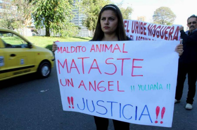 Un grupo de personas protesta por la la violación y asesinato de una niña en Bogotá.-EFE