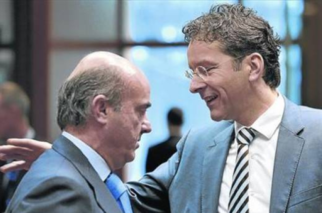 Luis de Guindos ,a la izquierda, con Jeroen Dijsselbloem, en una reunión del Eurogrupo, en Bruselas.-Foto:   AFP / GEORGES GOBET