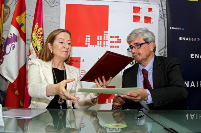 La ministra de Fomento en funciones, Ana Pastor (I), preside la firma de un convenio de formación entre Enaire y la Universidad de León (ULE) acompañada por el rector Juan Francisco García Marín (D)-ICAL