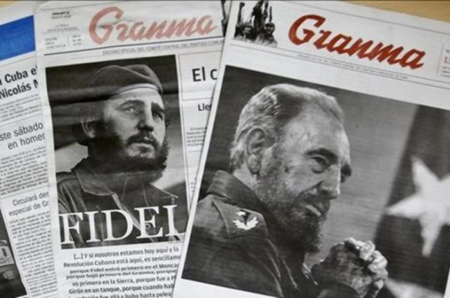 Vista de diferentes periodicos cubanos alusivos al cumpleanos 90 del lider de la revolucion cubana Fidel Castro.-EFE / ERNESTO MATRASCUSA