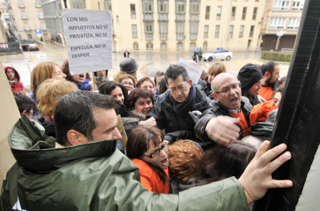 Un grupo de personas intenta acceder al Pleno de la Diputación del 14 de diciembre de 2012 por la entrada principal.-VALENTÍN GUISANDE