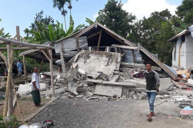 Casas destruidas por el tembolor de esen Sajang, en Sembalun, al este de Lombok (Indonesia).-AP / ROSIDIN