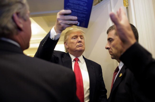 Donald Trump, con un libro de sus seguidores, en Jupiter, Florida.-LYNNE SLADKY / AP