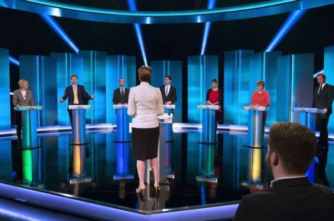 De izquierda a derecha, Natalie Bennett (Verdes), Nick Clegg (Liberal Demócratas), Nigel Farage (UKIP), Ed Miliband (Partido Laborista), Leanne Wood (Plaid Cymru), Nicola Sturgeon (SNP) y David Cameron (Partido Conservador ), durante el único debate telev-Foto:   AFP / KEN MCKAY