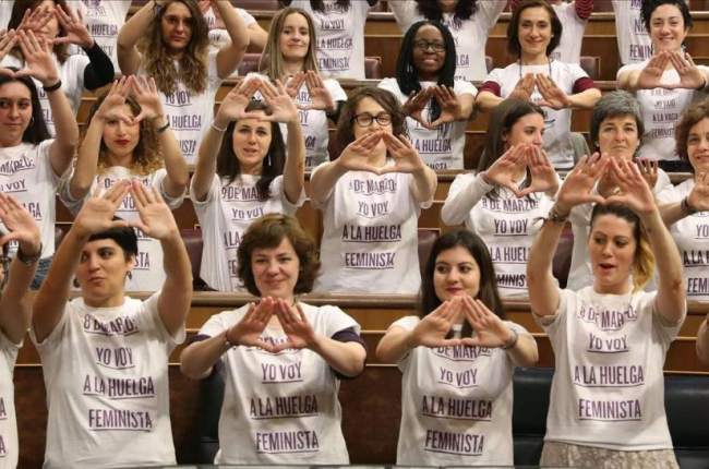 Las diputadas de Unidos Podemos  lucen camisetas en apoyo a la huelga feminista, el pasado 21 de febrero en el Congreso.-EFE