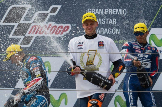 Brad Binder celebra en el podio de Motorland su campeonato mundial en Moto3.-AFP / JAIME REINA