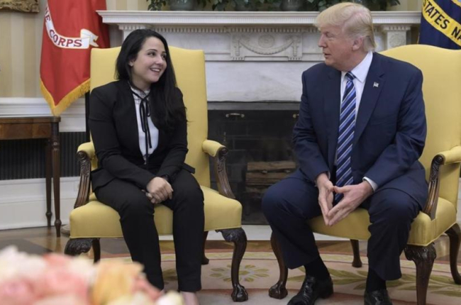 Trump charla con Aya Hijazi en el Despacho Oval, en la Casa Blanca, el 21 de abril.-SUSAN WALSH