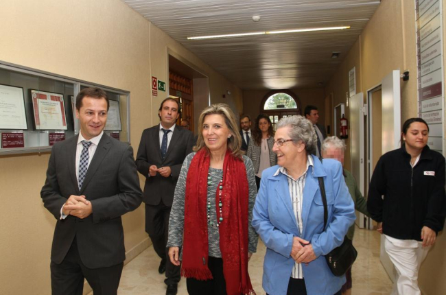 La delegada del Gobierno en Castilla y León, María José Salgueiro (C) en su visita al centro sociosanitario Hermanas Hospitalarias, junto al gerente, Javier Arellano (I), y a la superiora del centro, Sor Purificación Pardo (D)-Ical