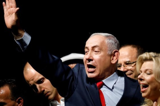 El primer ministro israelí,  Binyamin Netanyahu, con su esposa Sara durante un acto electoral en Tel Aviv.-REUTERS / AMIR COHEN
