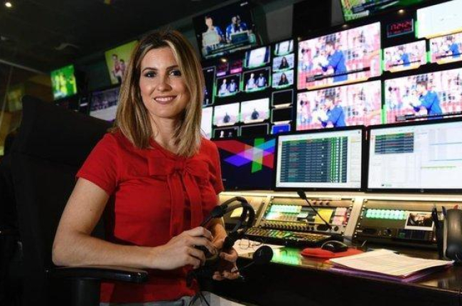 La periodista Danae Boronat, rimera mujer que transmite un partido de fútbol en la tele.-JORDI COTRINA