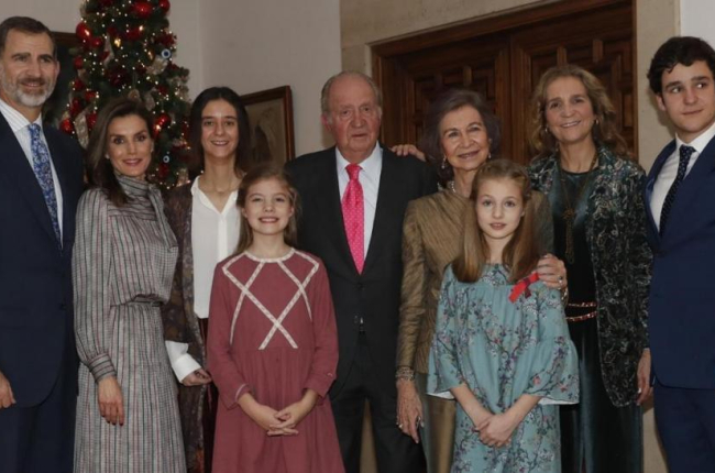 El rey Juan Carlos, con su familia excepto la infanta Cristina, en una sala de la Zarzuela.-/ PERIODICO (EFE)