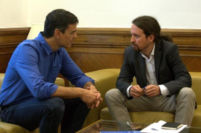 Los líderes del PSOE, Pedro Sánchez, y de Podemos, Pablo Iglesias, durante una reunión en el Congreso, en junio del 2017.-DAVID CASTRO