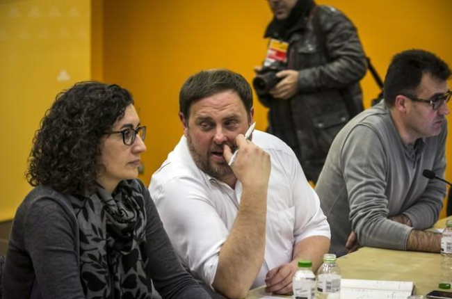 Oriol Junqueras y Marta Rovira durante la reunión de la ejecutiva de ERC.-JOAN PUIG