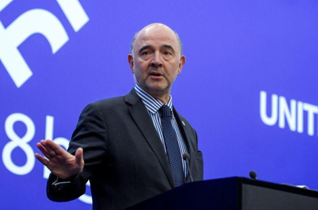 El comisario de asuntos económicos y financieros, fiscalidad y aduanas de la Comisión Europea, Pierre Moscovici, durante una conferencia en Sofía (Bulgaria).-HANDOUT (REUTERS)