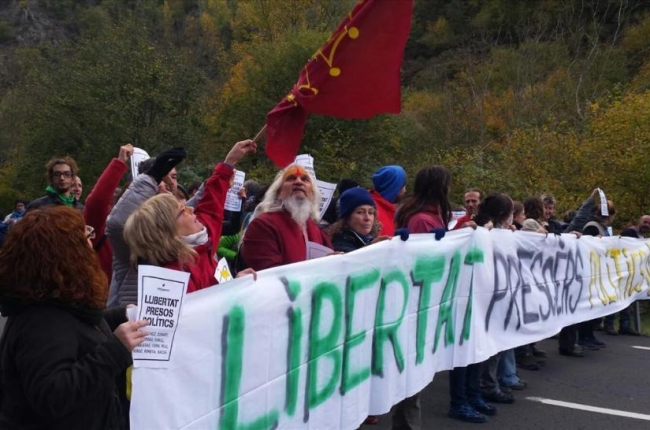 Un centenar de personas cortan la N-230 en la frontera entre la Vall dAran y Francia en protesta por el encarcelamiento de los exconsellers.-ACN
