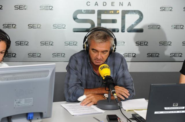 En la imagen, Carles Francino presentando su programa en la SER
